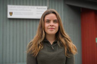 Maja (16) har skytebane som klasserom: – Passer midt i blinken for meg