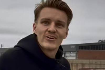 Bildet vekker håp: Her er Ødegaard på flyet