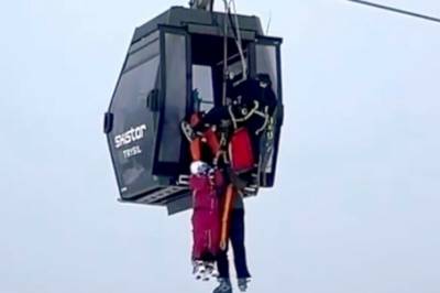 Gondol står: Folk fires ned