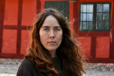 I frustrasjon druknet Josefine iPhonen sin i et vannglass. Det ble raskt tydelig hva skjermen hadde gjort med henne