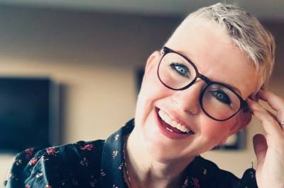 Katrine kom i overgangsalderen over natta: - Huden endret seg. Plutselig så jeg «hønngammal» ut