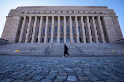Etterforsker om utenlandsk etterretning har tatt seg inn hos finske politikere. Brukt toalett vekket mistanken.