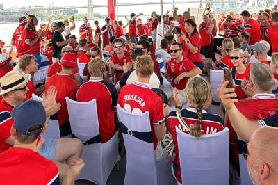 Slik så det ut da norske supportere fylte en båt i New York: «Skåååååål!»