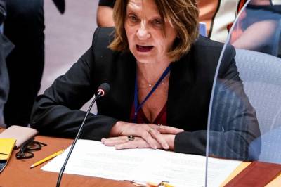 Må levere inn diplomatpasset