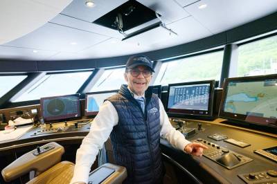 (+) Inviterte om bord i superyachten