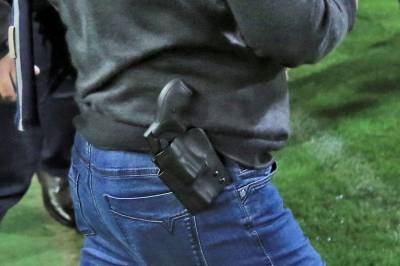 Eigaren av Brann sitt motstandarlag storma bana med pistol: – Dette kjem vi aldri til å gløyme