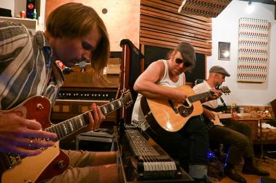 Gir ut fullengders album etter syv år