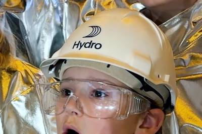 Sølvguttene syng på aluminiumsverket