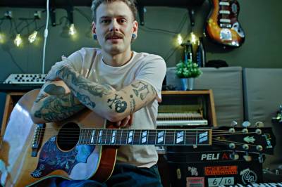 Fleire har trekt seg frå MGP. Bergens­artisten har ein klar grunn til å ikkje gjere det same.