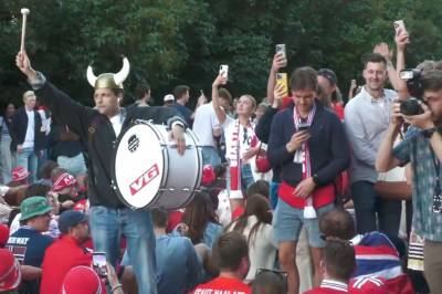 SE: Her setter VGs reporter i gang roing foran slottet
