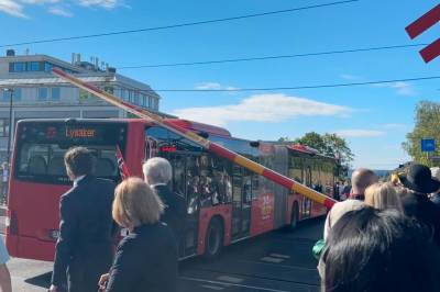 Bommene går ned da trikken kommer