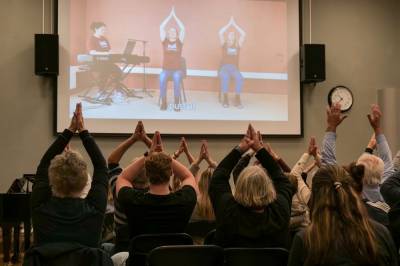 Her trimmar unge og eldre saman