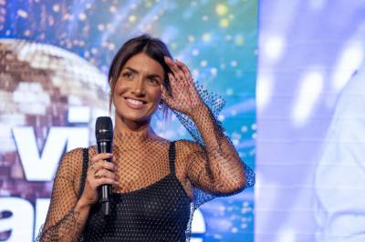 Legger seg flat etter brudekjole-bilde