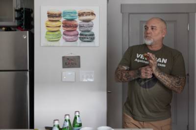 Jay Carey utfordret Trump utenfor Det hvite hus. Nå har Justisdepartementet gitt opp saken mot veteranen.