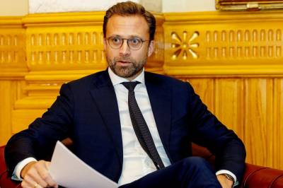 Høyre vil sette avgiftskutt for drivstoff på pause – Vedum raser