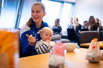 Isabella (33) knuser «mamma-fella» i fotballen
