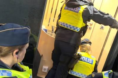 Her slår de til mot turnébussen