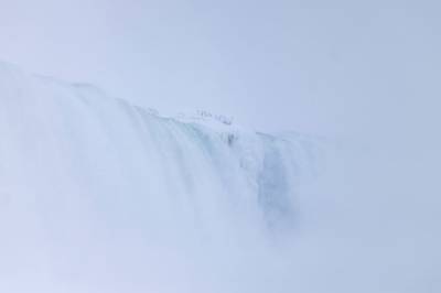 Niagara­fallene er delvis frosset