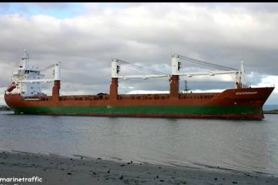 Dette russiske skipet ligger nærmest stille utenfor kysten vår