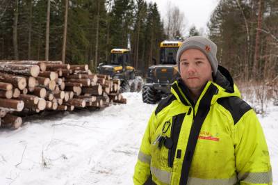 Skogsarbeider Alexander (28) ble spytta etter på jobb i skogen: – Du ser deg et par ganger ekstra over skulderen