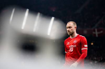 Danmark-spiller Christian Eriksen falt om på banen igjen