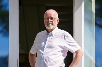 Tron (73) fikk hjerteinfarkt mens han ventet på time