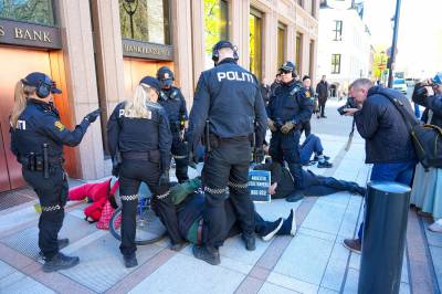 Demonstrerer utenfor Oljefond-konferanse: Flere har lenket seg fast