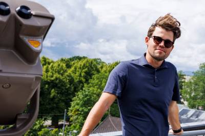 Kongen Carlsen jubler over Haalands sjakksatsing – nekter å ta æren