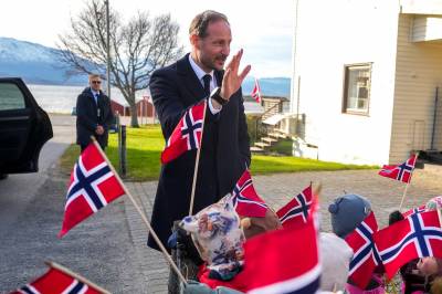 Kongen møtes av jublende barn