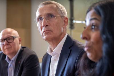 – Staten skvisar den frie pressa frå to kantar