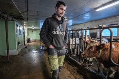 Daniel (23) har kjøpt seg gard med eige båtbyggeri