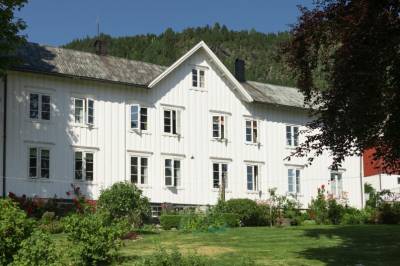 Det gamle huset ble bygget av trærne i skogen bak: Fant gamle skatter i huset