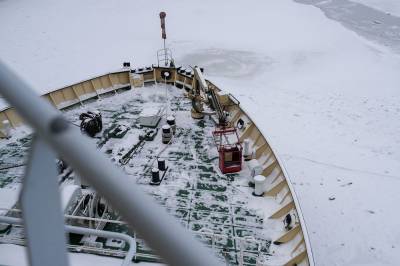 Kinesiske containerskip seiler gjennom Arktis med russisk godkjenning