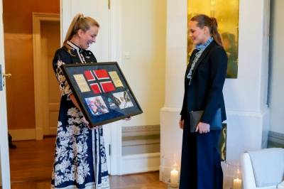 Prinsesse Ingrid Alexandra fikk flagg fra verdensrommet