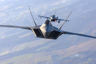 Trump antyder nytt F-55-kampfly og superoppgradering av F-22