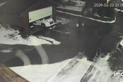 Her forsyner han seg fra garasjen