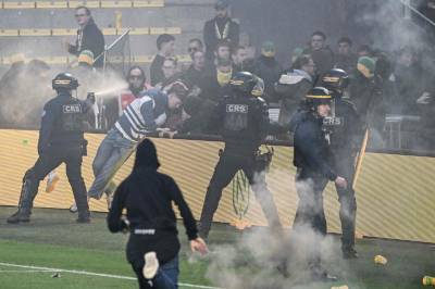 Skandalescener i Frankrike: Treneren i tårer
