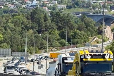 Lang kø etter bilberging på E18