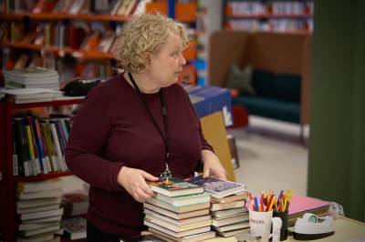 Skole-bibliotekaren jobber i motbakke. – Jeg har hatt elever innom som spør hvorfor vi har bøker i det hele tatt