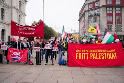Tre år siden 7. oktober-angrepene: Demonstrasjoner deler Jernbanetorget i to