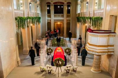 Ny bårebil til kongens gravferd: – 60 skritt i minuttet
