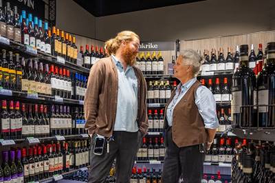 Vinmonopolet ut mot «foreldrelanging»: – Ungdommens største leverandør av alkohol