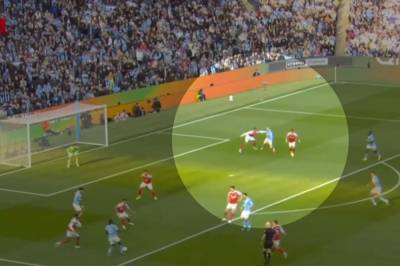 Haaland kommer seg forbi Gabriel og scorer