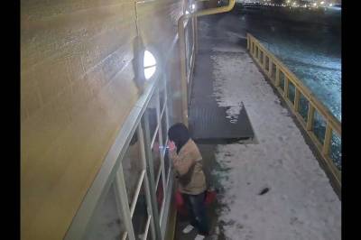 Omstridt kameraovervåkning: Her blir tyven tatt på fersk gjerning