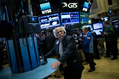 Mandag åpner New York-børsen i rødt, samtidig som fryktindeksen stiger nesten 11 prosent.