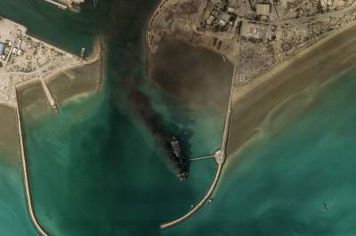 Iran stenger Hormuzstredet – hevder alle skip som forsøker å passere blir satt fyr på