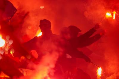 Kjempebøter til Vålerenga og Sarpsborg – fansen brøt NFFs pyroregler