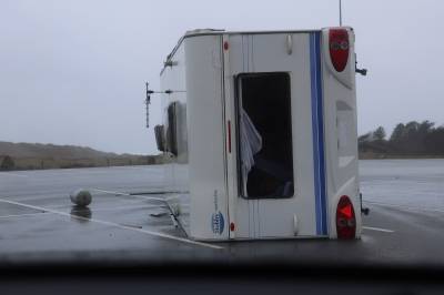 Finner veltet campingvogn på direkten: – Hæ!