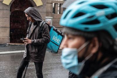 Wolt-bud mener lønna er halvert: – Helt forjævlig