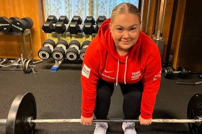 Verdensmester Tuva (22) åpner styrkeløftlinje på folkehøgskole